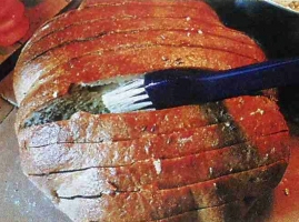 Natírání vrstev a plnění před grilovanim-foto zdroj